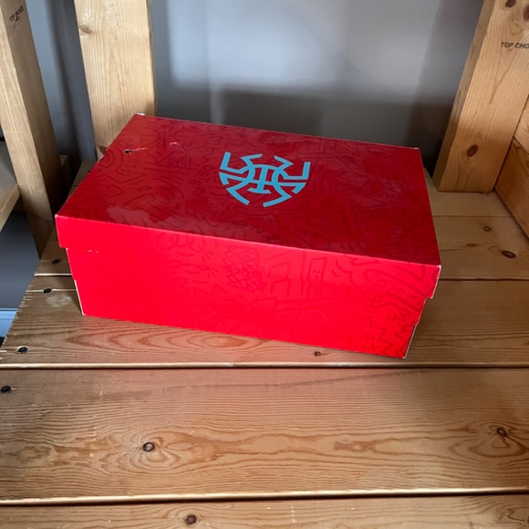 Shoes - Picture 9 of 10